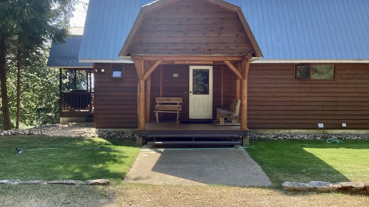 Ashton Creek House | Private Mabel Lake Cottage! Lake activities, golf, hiking, pickleball and more!