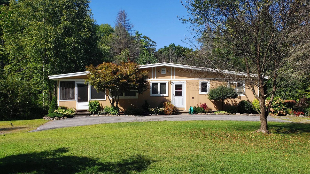 Queensbury House | Private Mountain Side Bungalow