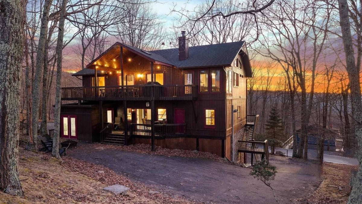 Beech Mountain Cabin | Private Mountain Home, 2miles To Ski, Hot Tub, Views, Fireplace, & Pet Friendly!