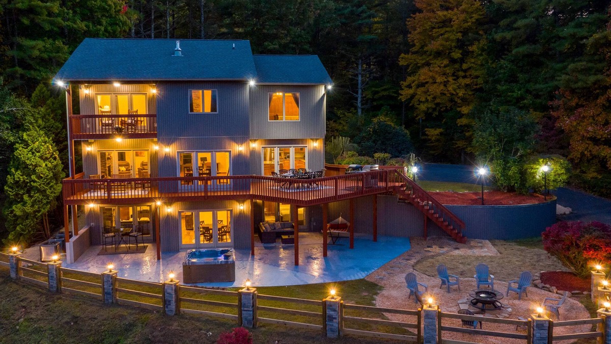 Murphy House | Private Mtn Home with views, Hot Tub, 3 Fireplaces, Steam Shower, Pizza Oven