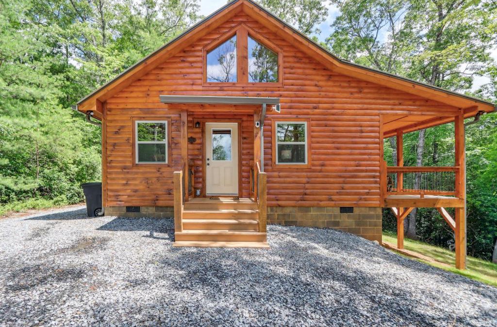 Murphy House | Private Murphy Cabin Rental with Wraparound Porch!