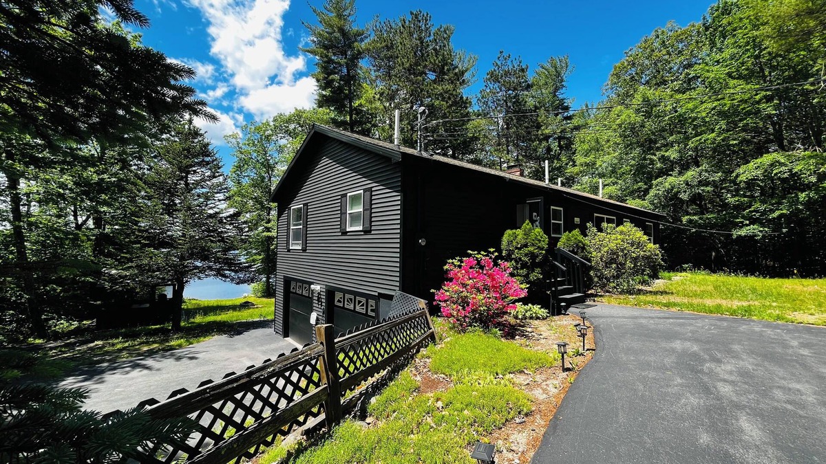 New Durham House | Private NH Waterfront Retreat – Hot Tub, Dog Friendly, Family & Remote Work
