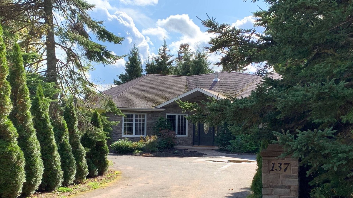 Bayview Cottage | Private, OCEANFRONT Summer Home, 4 Bdrm 3 bath in Cavendish Resort Area