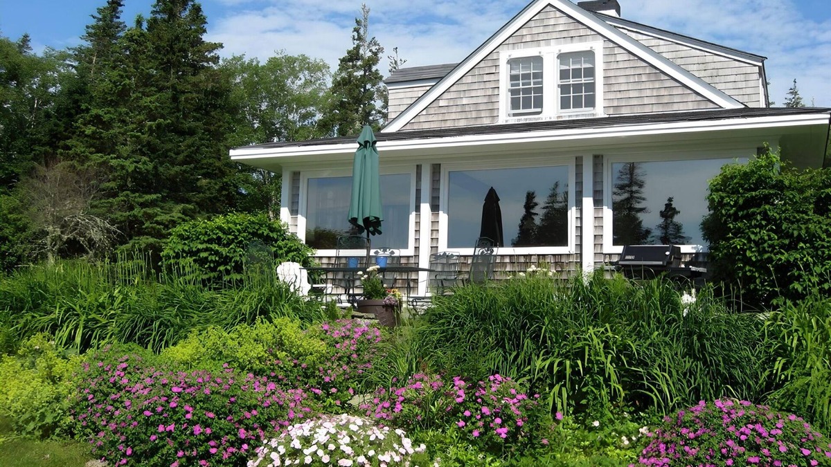 Martinsville Cottage | Private oceanfront view just steps from the rocks! Family-owned, dog-friendly.