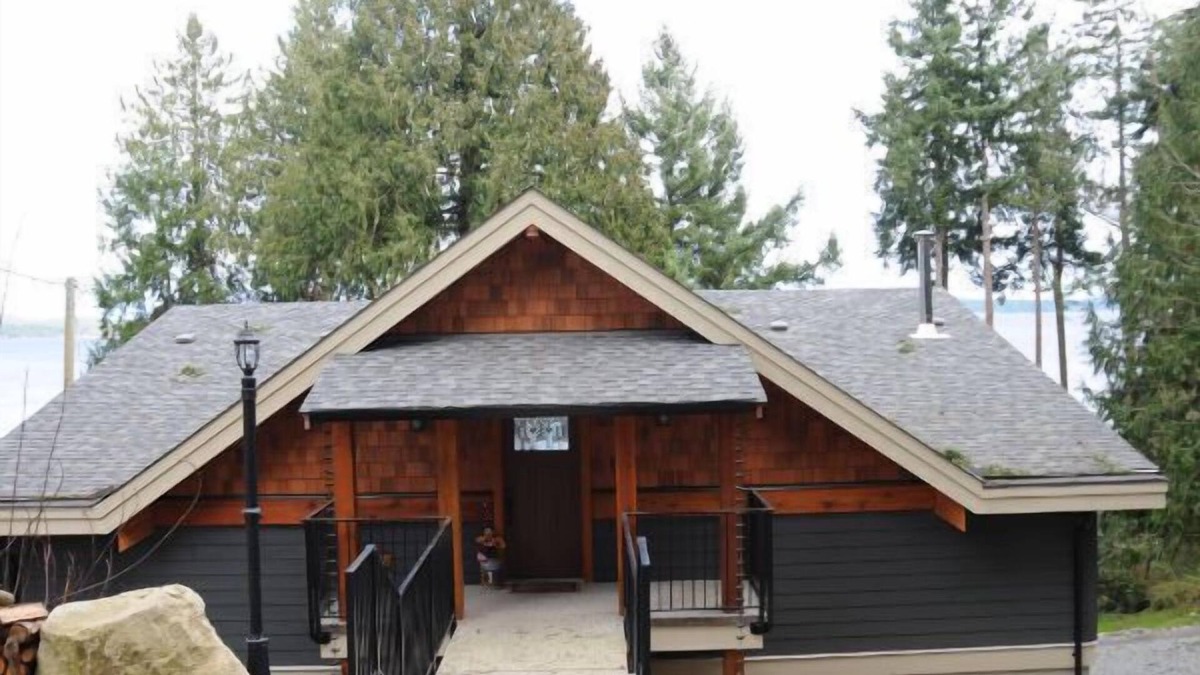 Chemainus House | Private one acres oceanfront home in Saltair !