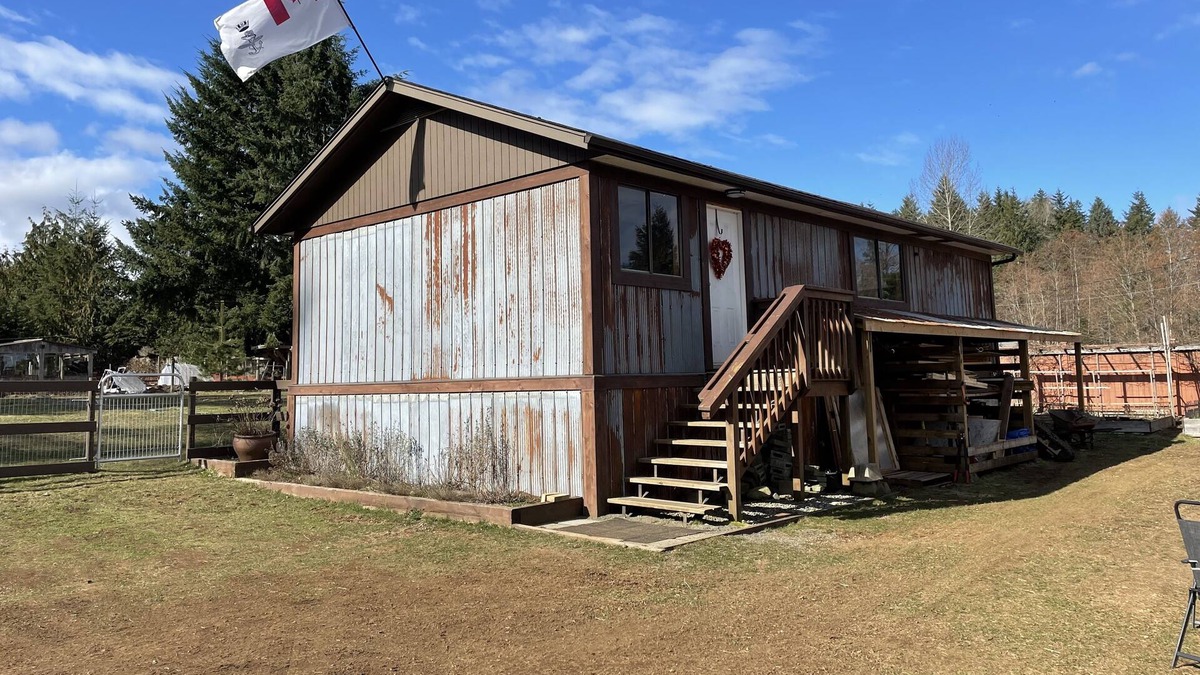 Courtenay Apartment | Private One bedroom apartment on a gated 1.5 acre horse farm