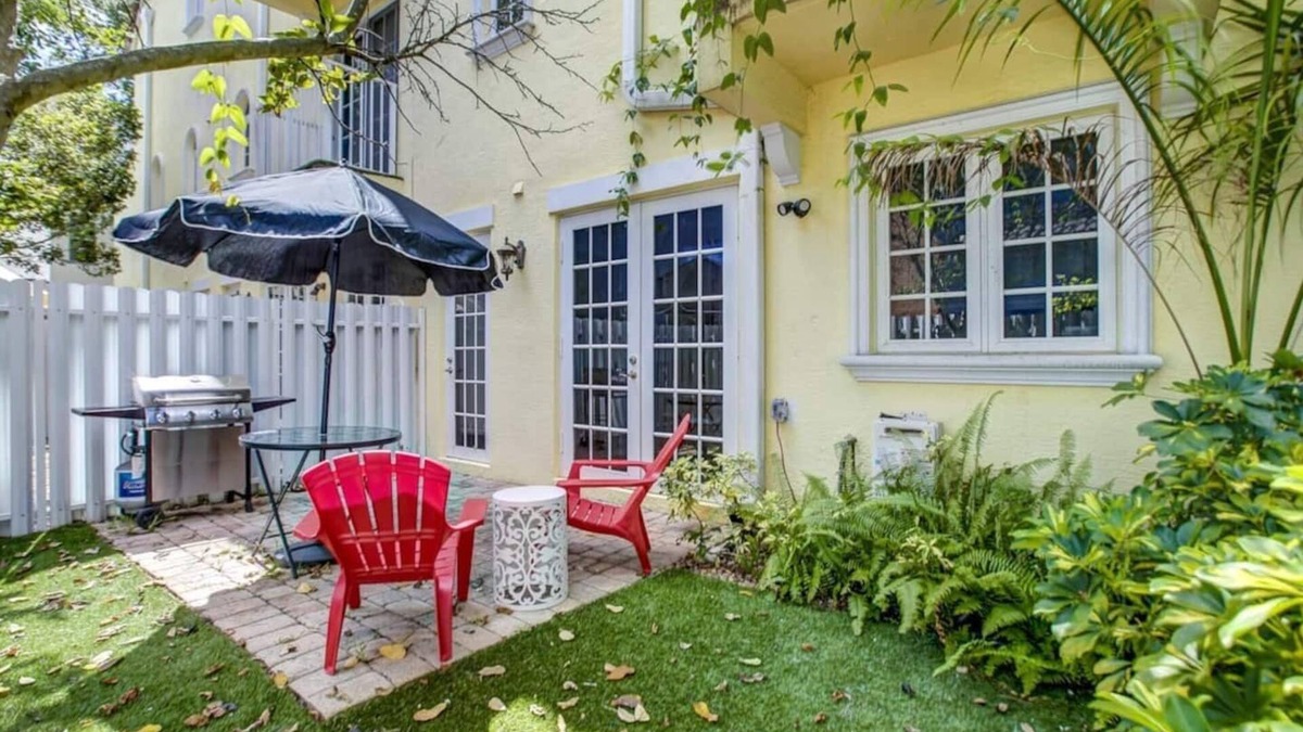 Colee Hammock House | Private Patio ~ Cali King Bed ~ Grill ~ Smart TVs