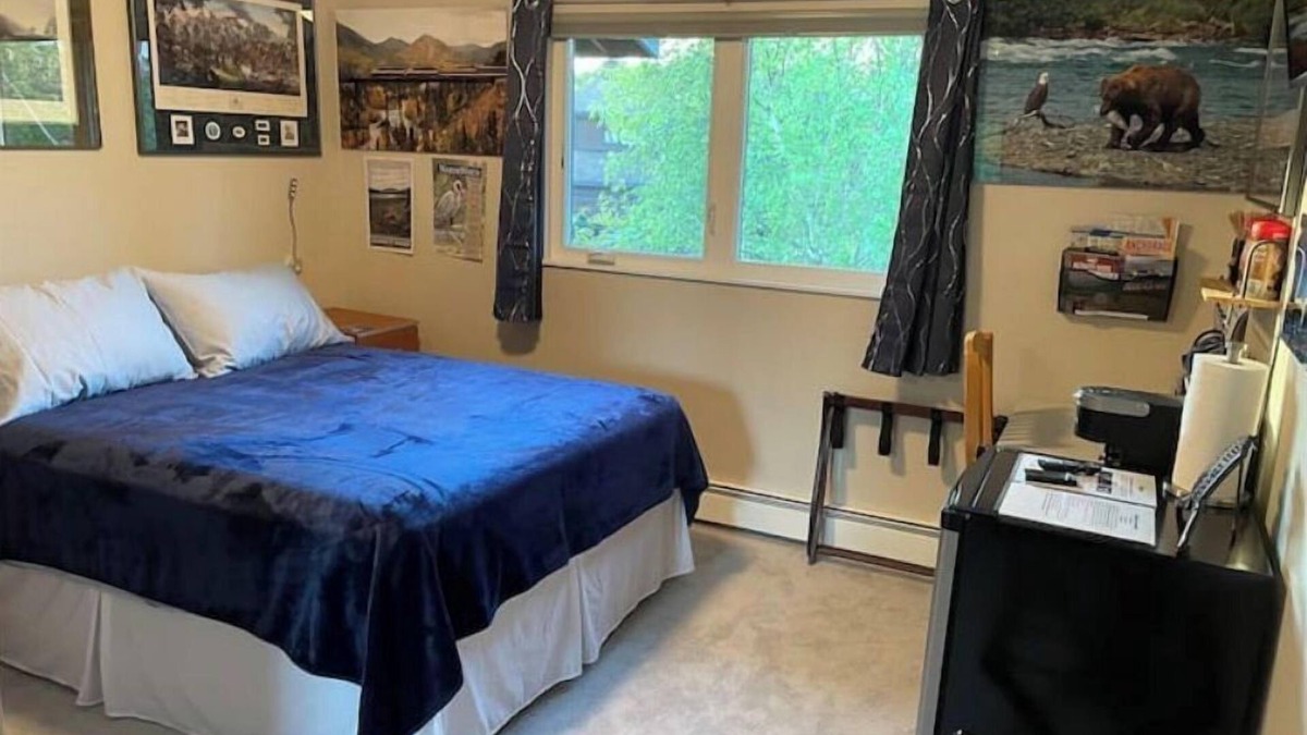 Taku - Campbell House | Private peaceful home with a queen room for rent