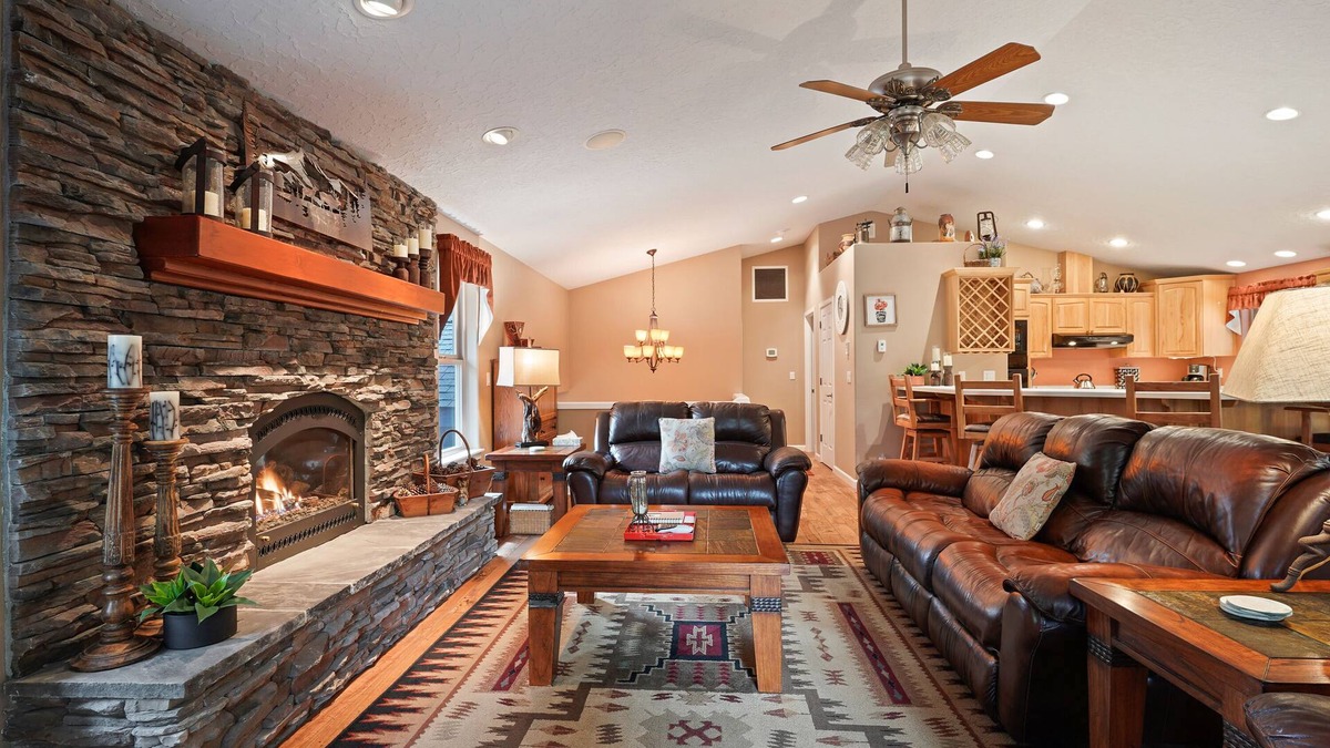 River Forest Acres House | Private, peaceful retreat near Deschutes River w/Hot Tub, fenced yard, Ping Pong, & Foosball