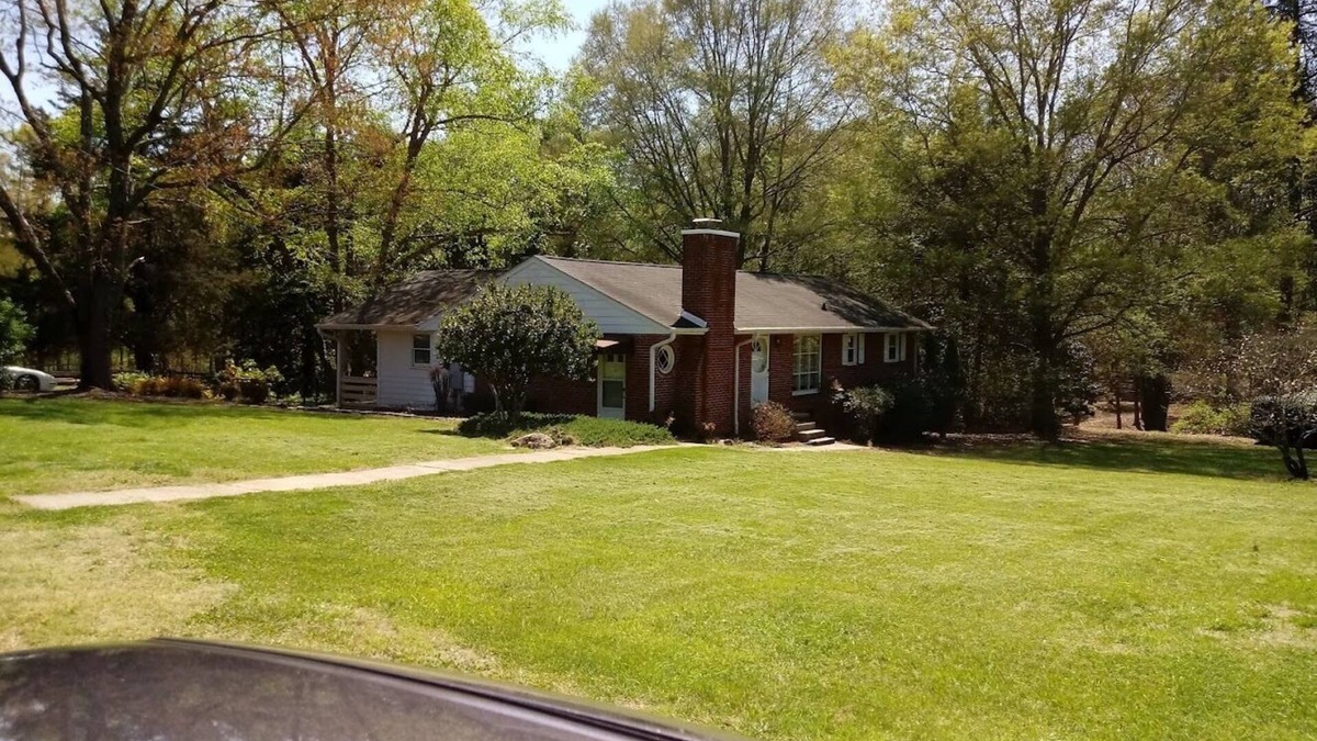 Greensboro House | Private & Peaceful w/Hot Tub, Fireplace, Popcorn Machine. 15 Mins to Everything