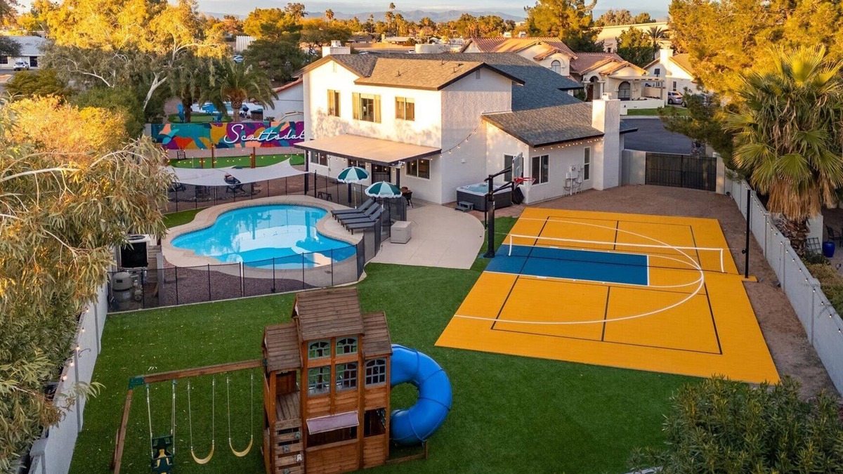 Santiago House | Private Pickleball Court, Movie Room, & Hot Tub!