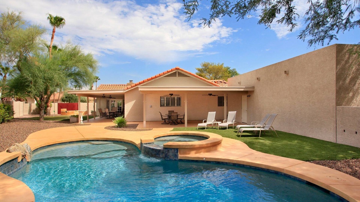 Buenavante House | Private Playground: Golf | Pool Table and Hot Tub!