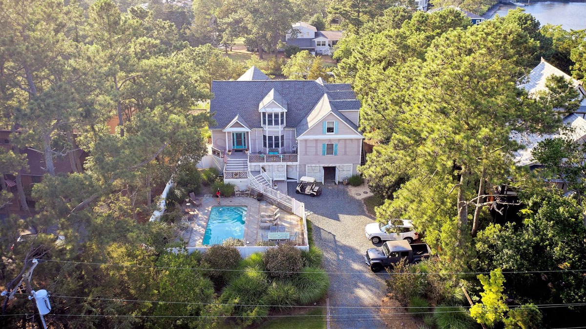 North Shores House | Private Pool & Beach, Dock, Tennis & Sleeps 15! 17 Harbor Rd, North Shores