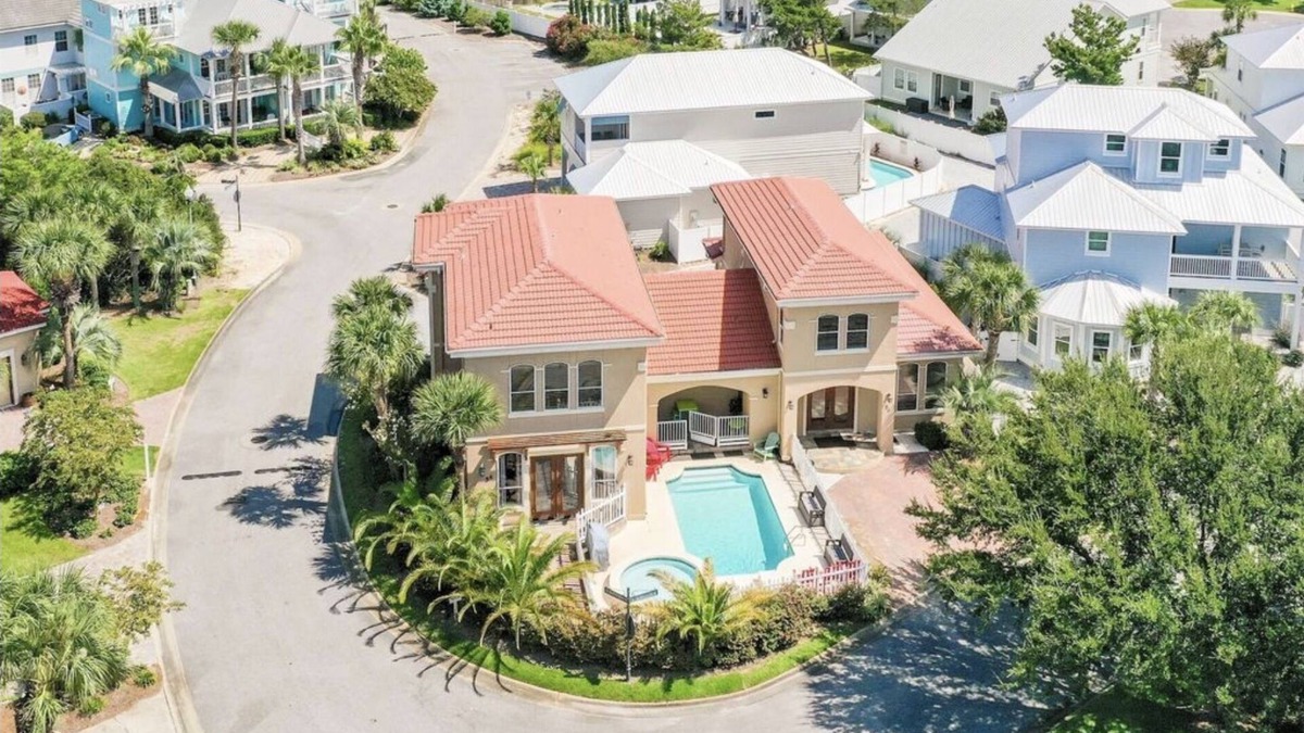 Emerald Waters Village House | Private Pool & Beach Access! Free 5+ Car Parking