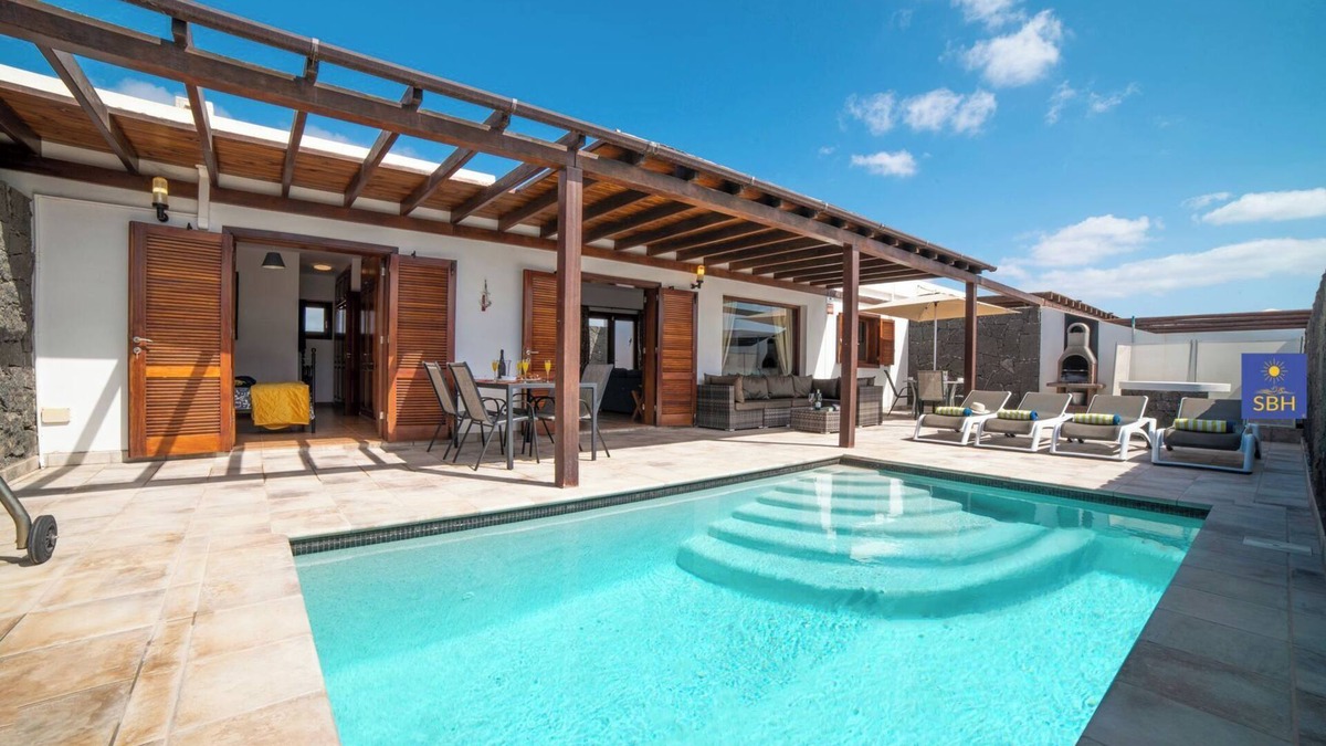 Playa Blanca Villa | Private Pool (Fence Available) close to Marina Rubicon - with Air Conditioning