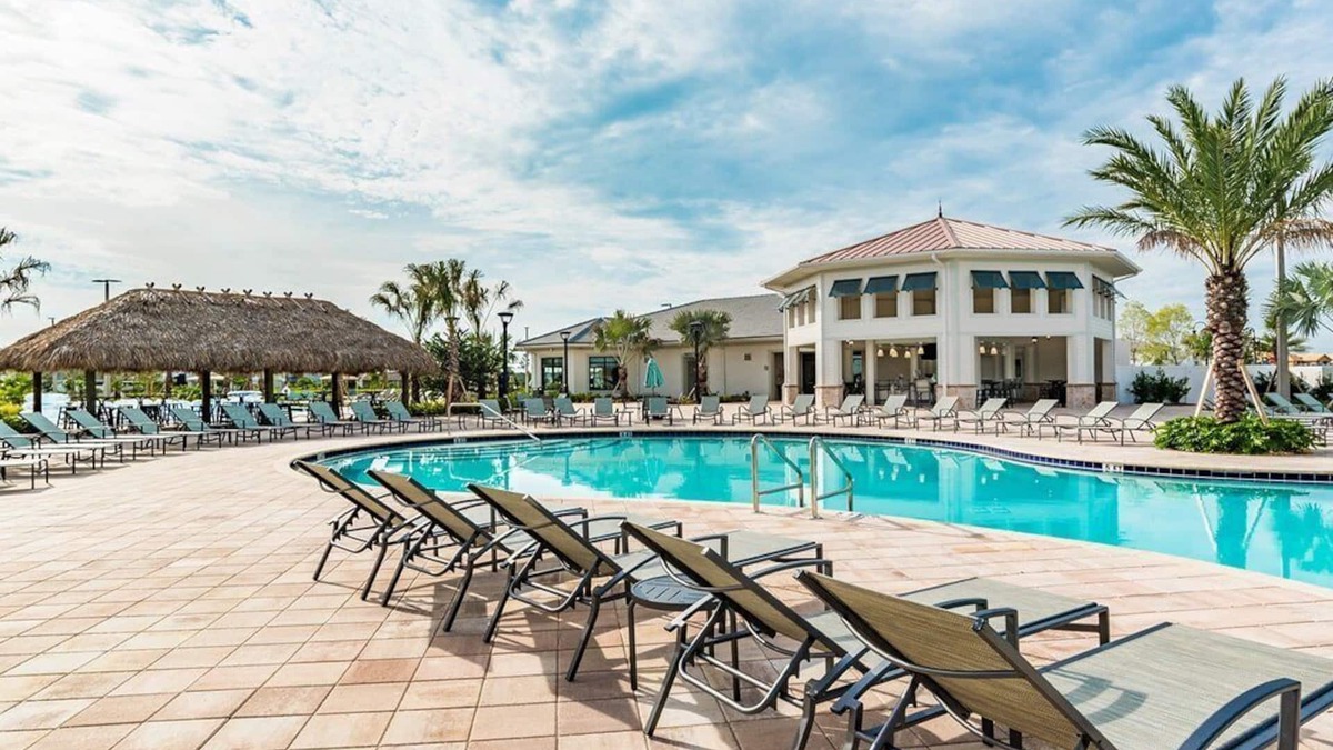 Bay Lake House | PRIVATE POOL/FREE RESORT ACCESS/CLOSE TO DISNEY/CLOSE TO RESTURANTS/MODERN STYLE