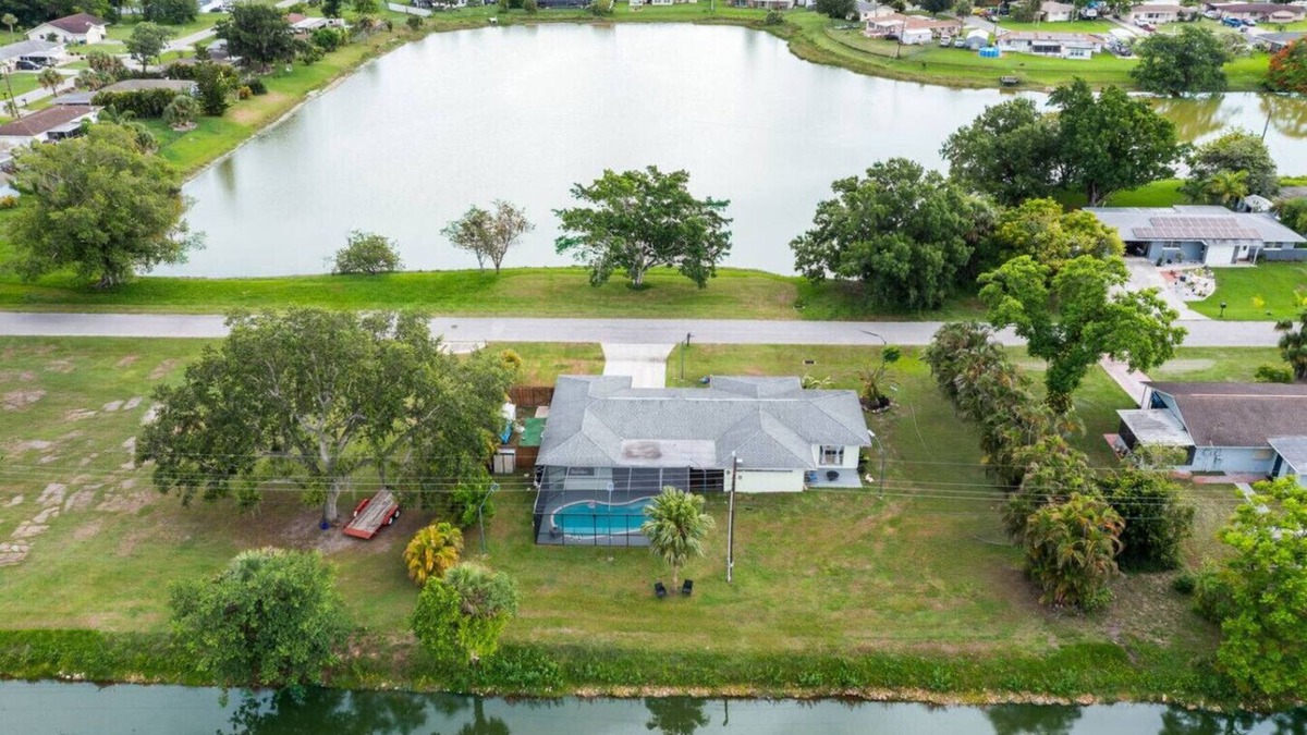 Eisenhower House | Private Pool | Lake | BBQ | Chill Out | Fire Pit