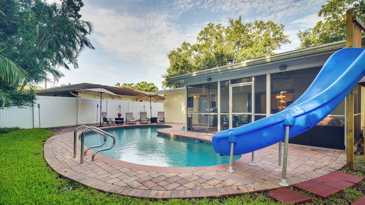 Largo House | Private Pool, Slide & Treehouse: Largo Retreat