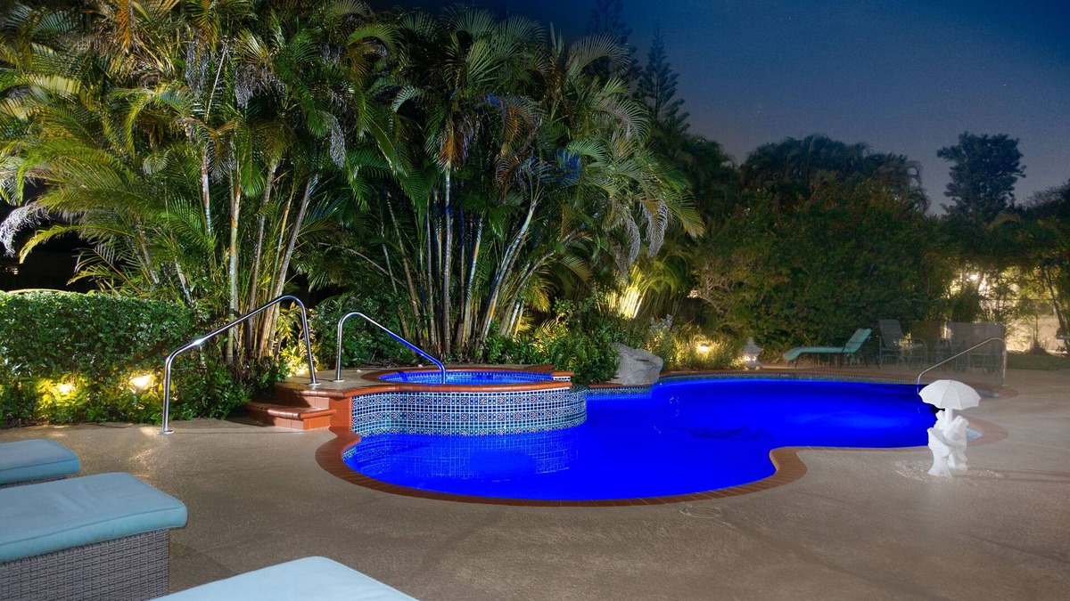 Ludlam House | Private Pool w/Hot Tub! Family Friendly Subtropical Retreat w/Huge Yard