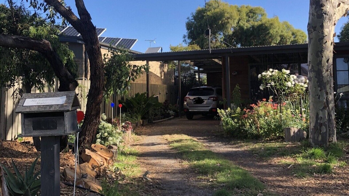 Ocean Grove Cottage | Private renovated duplex cottage. Beach and shops, markets, parkland close by.