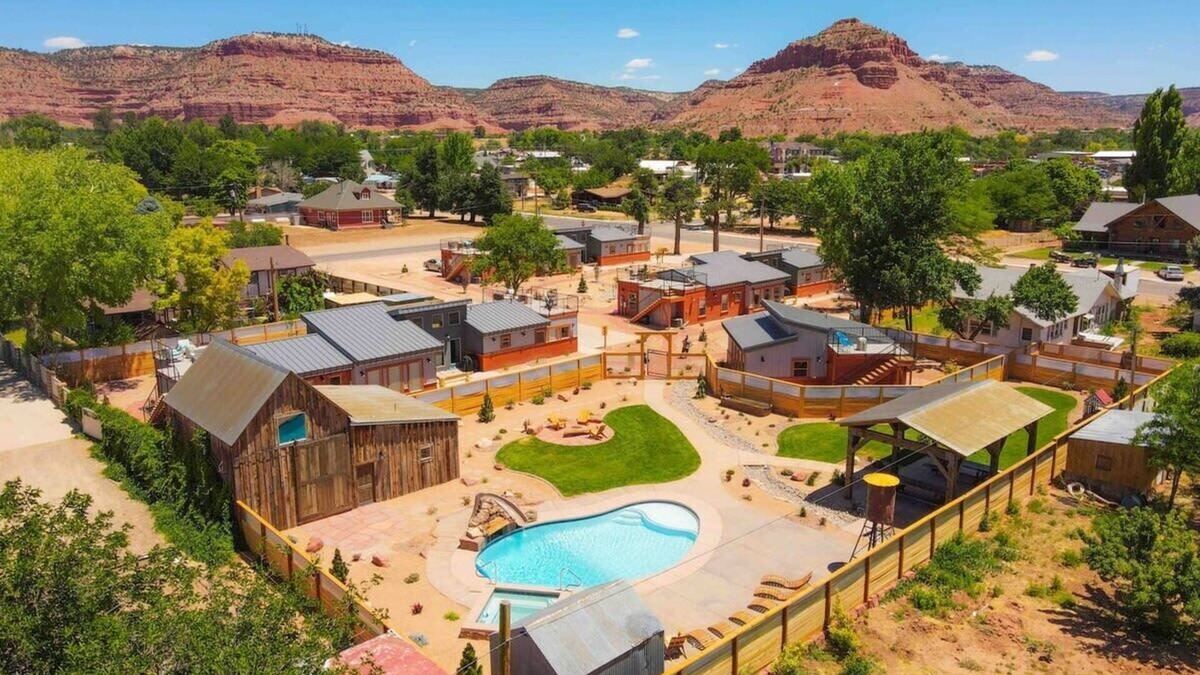 Kanab House | Private Resort with Kanab Charm 2 Bedroom, 2 Bathroom, Pool, Hot Tub, Stargazi