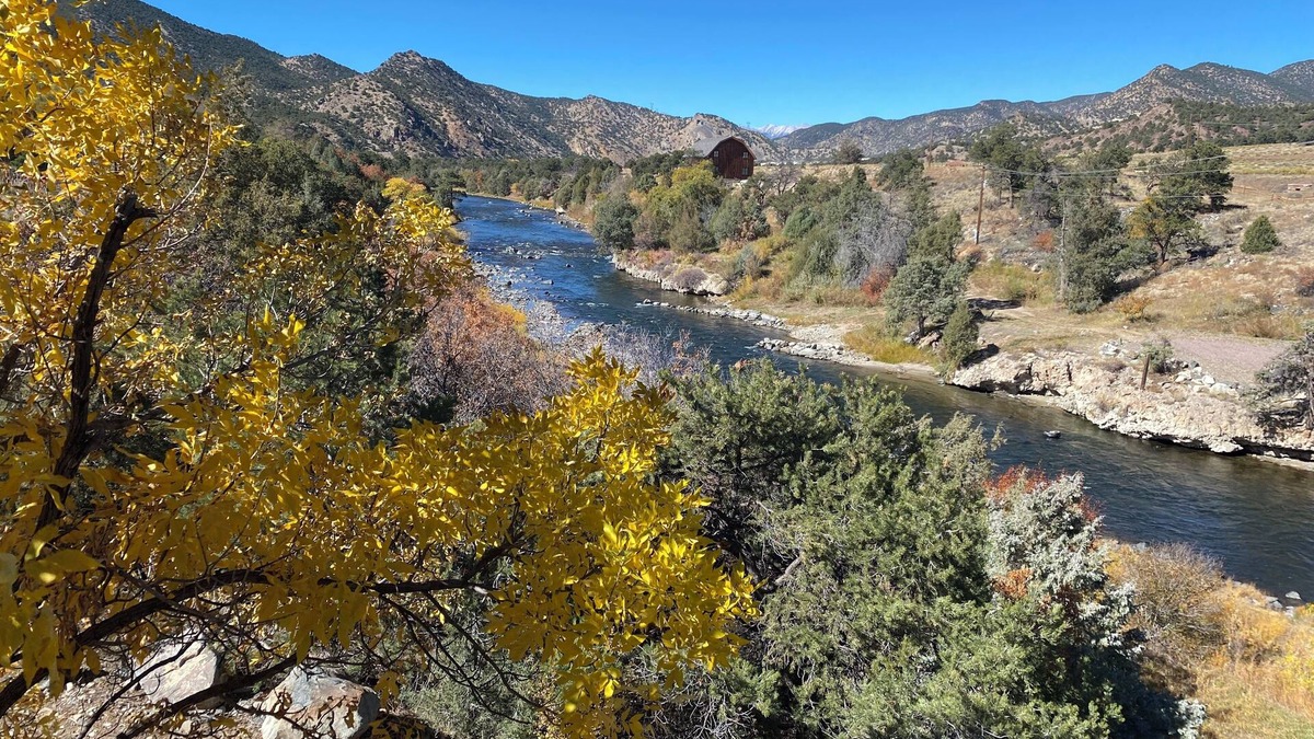 Howard House | Private River Retreat- Fly Fishing/Rafting/Relaxing 10 min. from downtown Salida