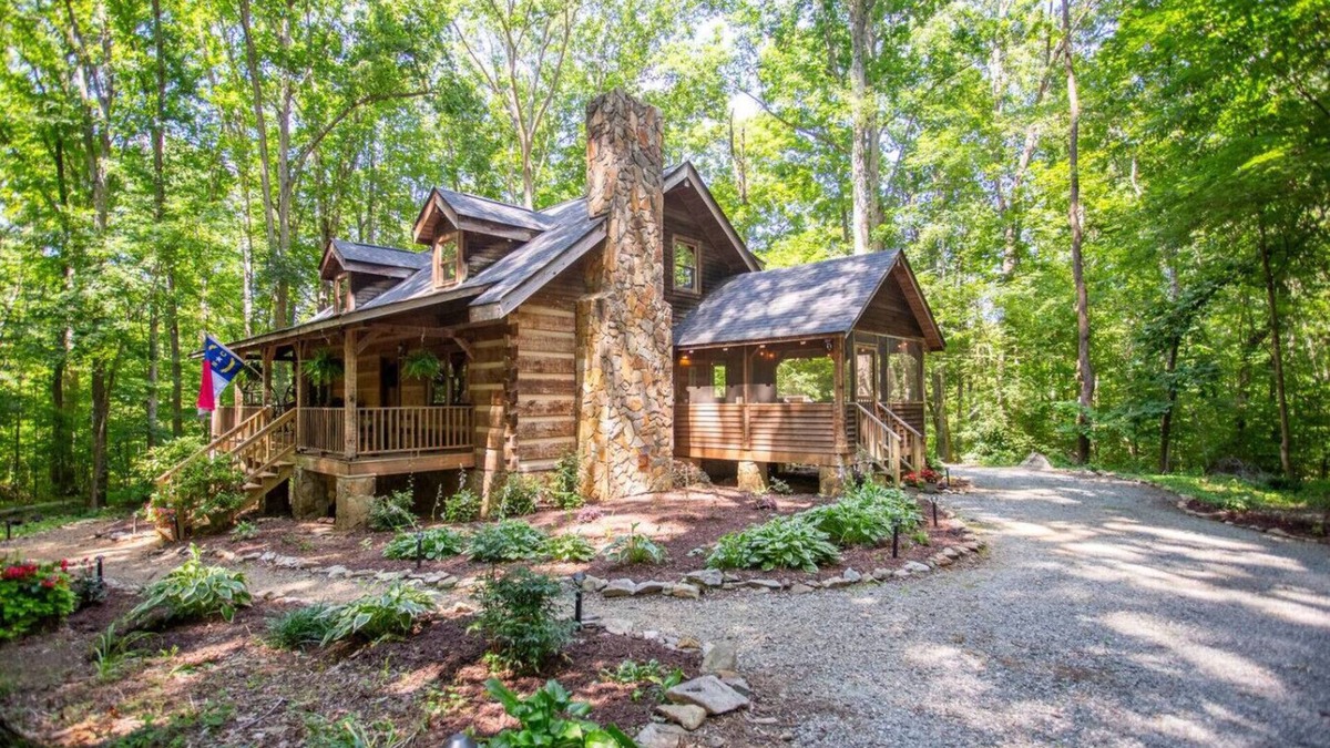 Elon Cabin | Private Riverfront Cabin: Kayaks, Ping Pong, Gym