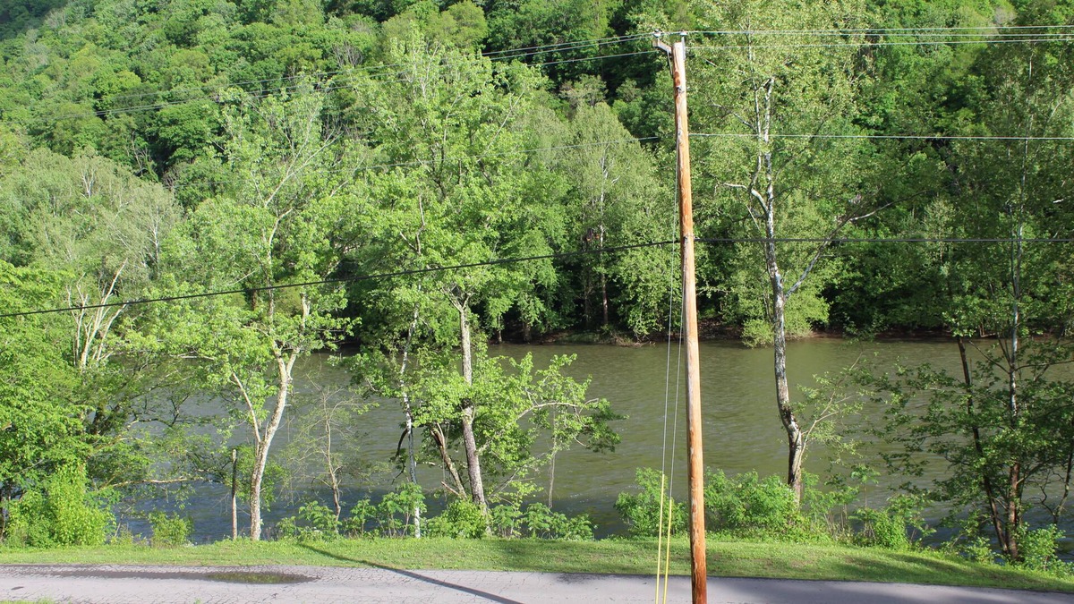 Prince Cabin | Private riverfront cabin in New River Gorge National Park