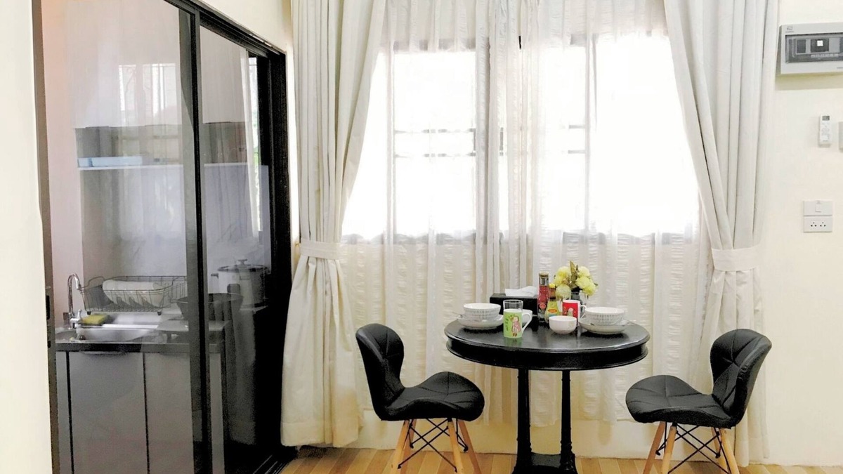 Wat Ket House | Private room Large bed, en-suite bathroom, Kitchen, parking, near night bazaar.