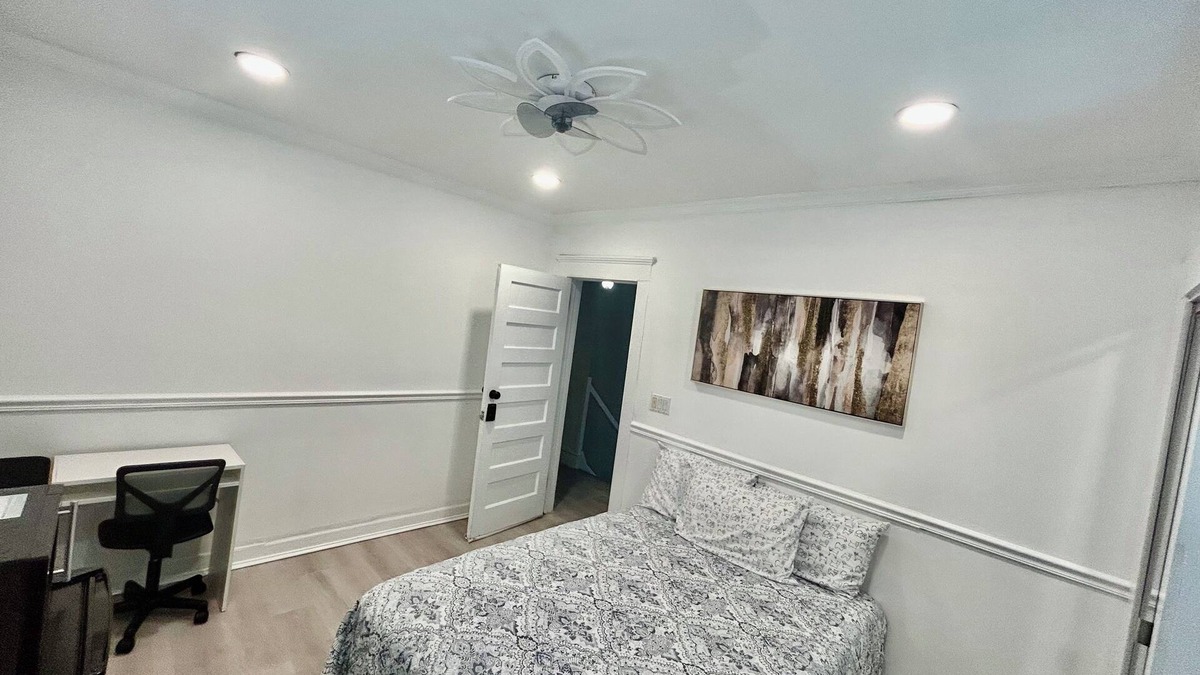 Pelham Manor House | Private room, 5 min walk to restaurant, 40 min to NYC. 5 min drive to MetroNorth