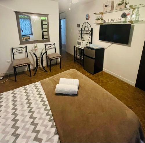 Caimito Bed & Breakfast | Private Room and Bath for 2