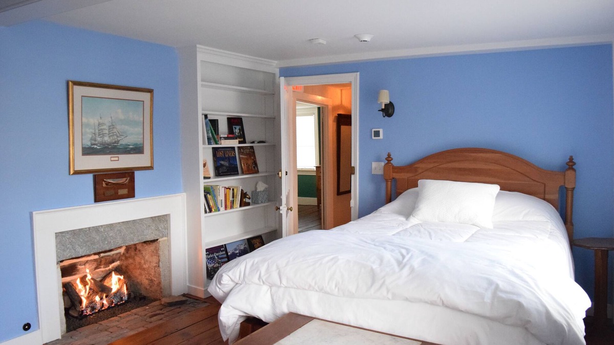 Stonington Bed & Breakfast | Private Room B at Dragonfly Inn