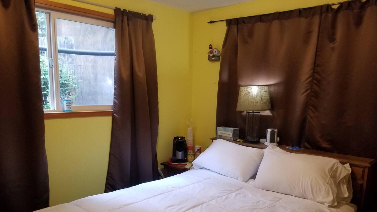 Nordland House | Private room/entrance, shared bathroom
