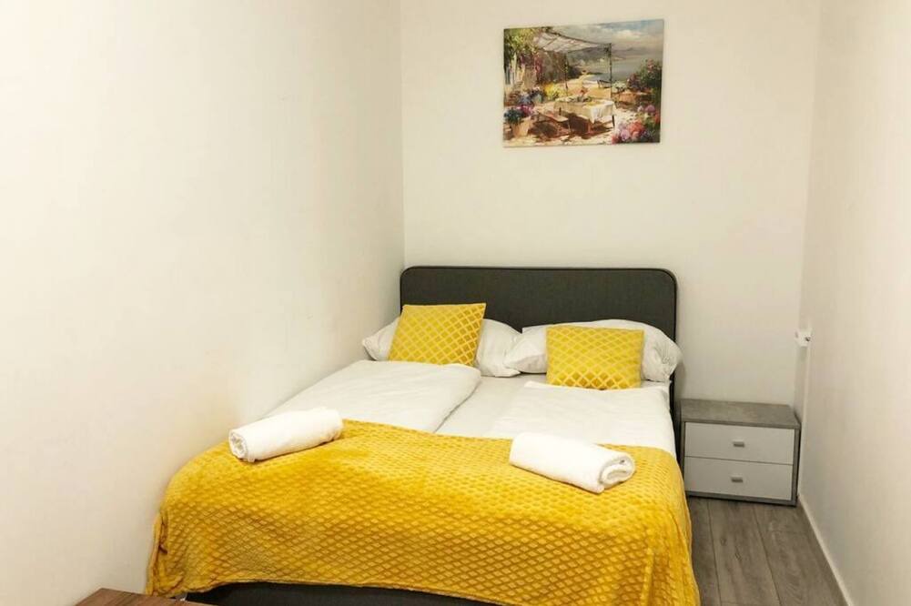 Favoriten Hotel | Private Room for 4 Near Hauptbahnhof, Vienna
