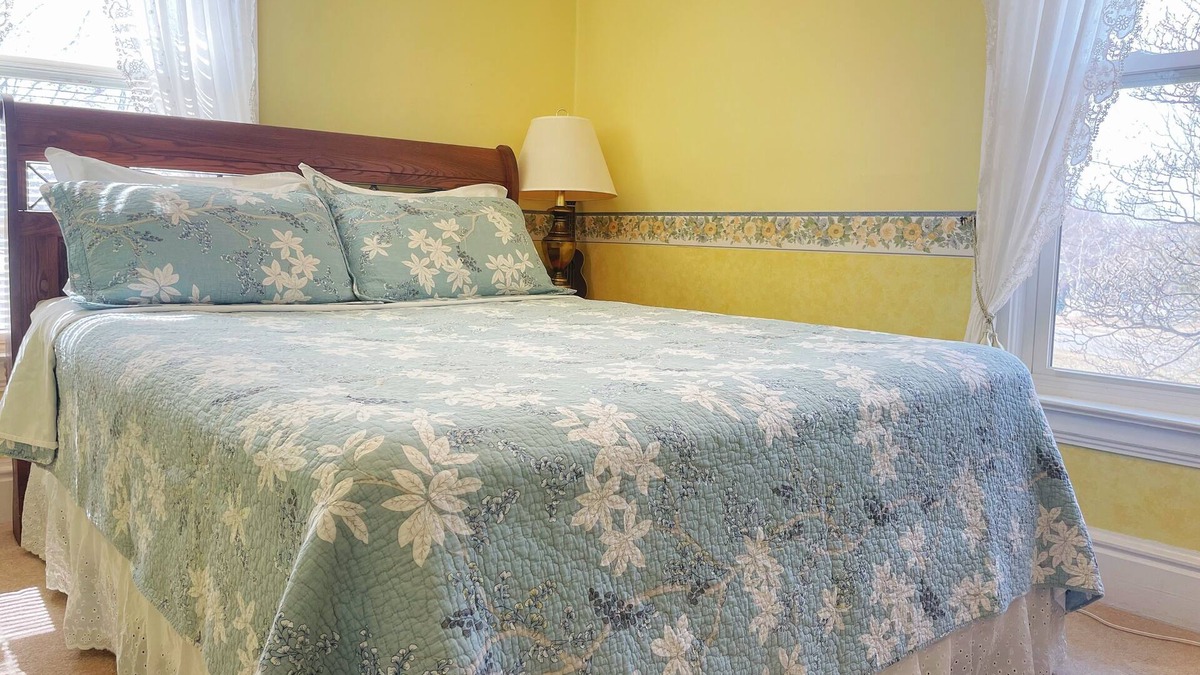 Niagara Falls Bed & Breakfast | Private Room Honey Room 15 MINS WALK to Falls