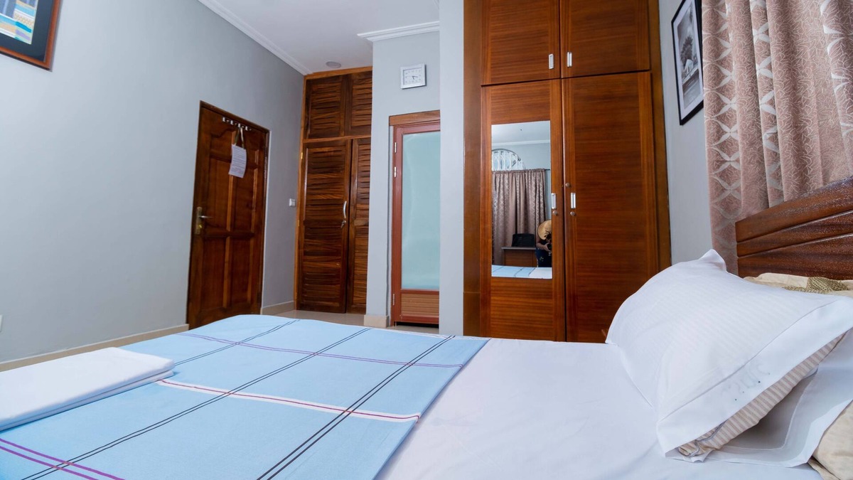 Patang West Apartment | Private Room in a 3 bedroom House, Oyarifa, Accra with Wifi Backup Generator