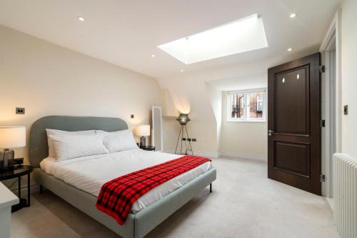 Royal Borough of Kensington and Chelsea House | Private Room in Elegant Duplex