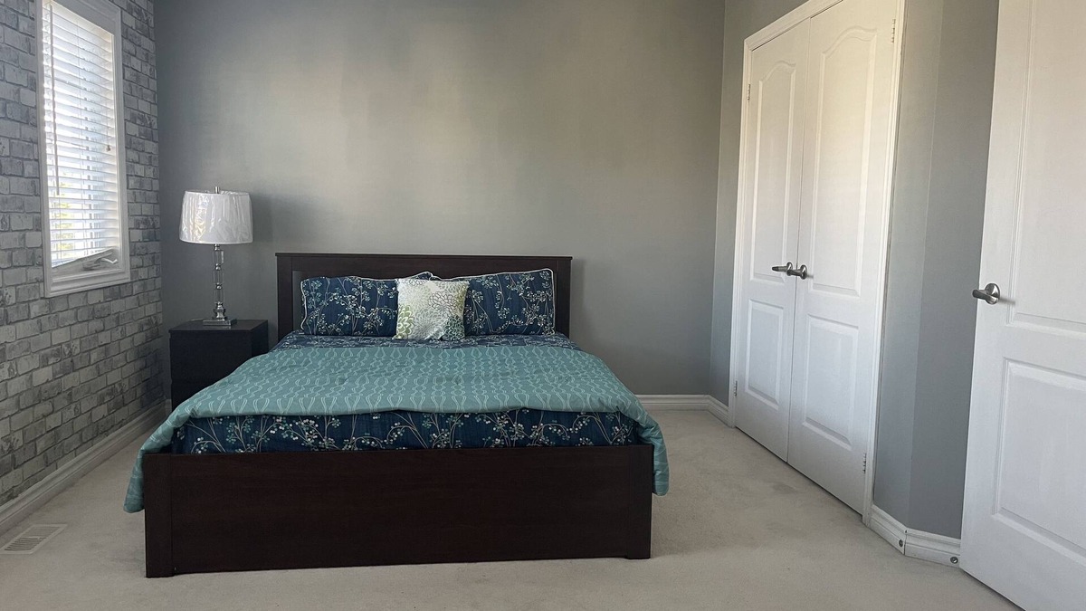 Barrie House | Private Room in South Barrie (For Females Only)