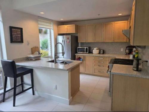 Vancouver House | Private Room in Vibrant Vancouver - with share living room and kitchen