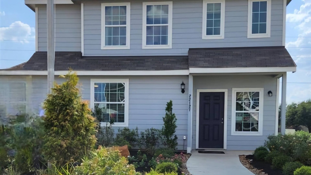 Westfield House | Private Room Near IAH - Full Kitchen, Yard & Grill