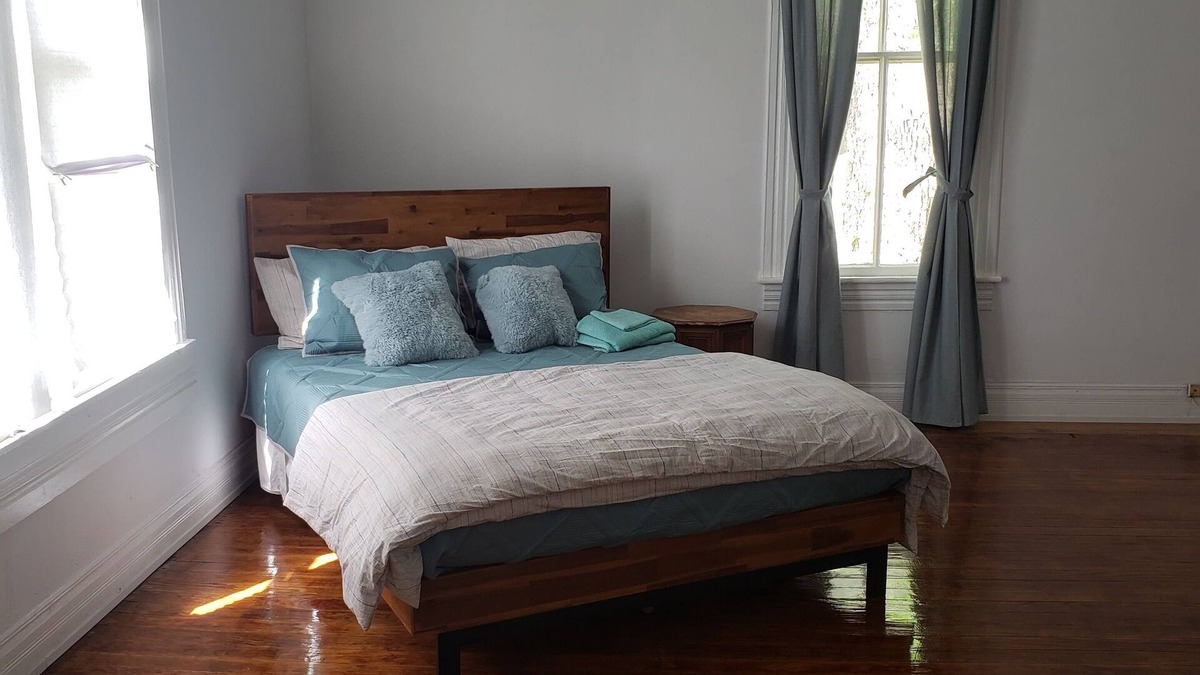 Marshall House | Private room. Private entrance. Private drive.