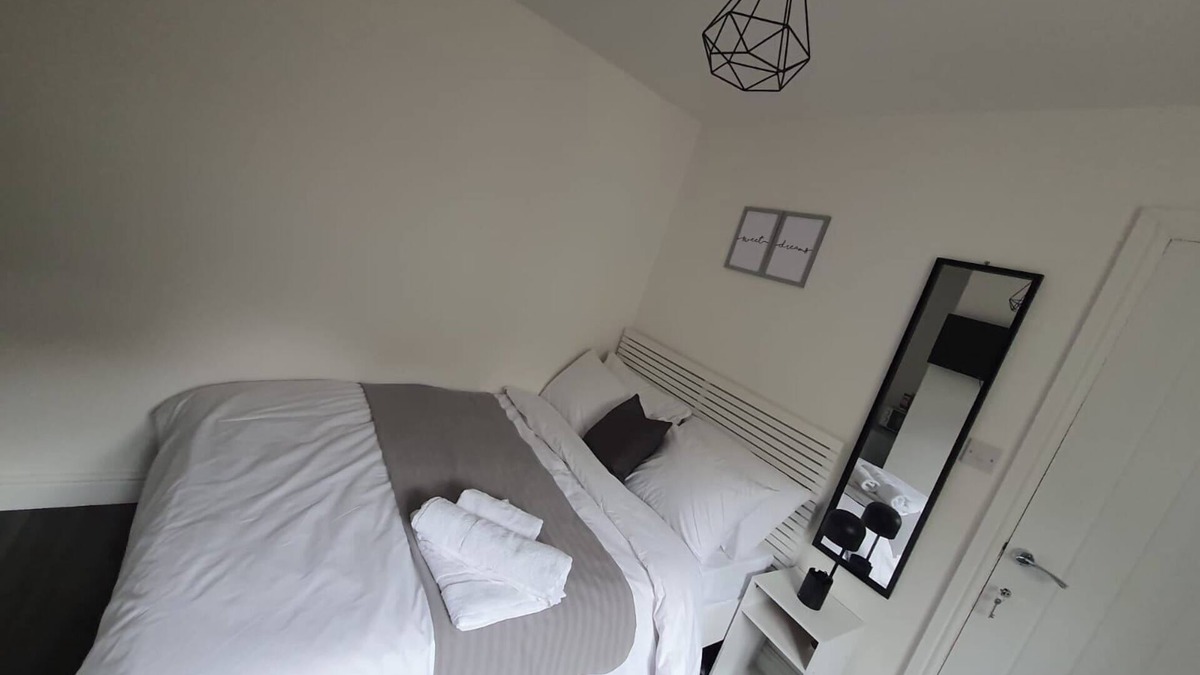 Erdington House | Private Room, Sleeps 2 with Ensuite & Parking