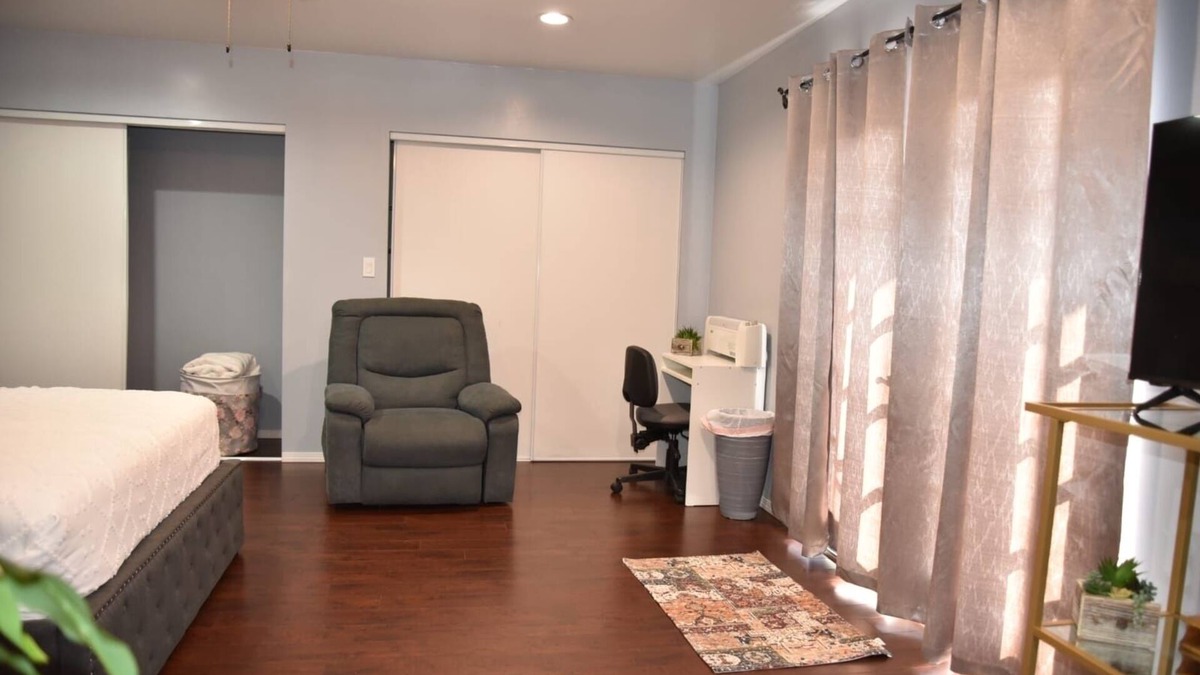 Florence-Graham House | Private Room with En-suite in South Los Angeles