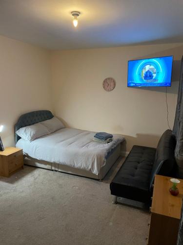Milton Keynes Bed & Breakfast | Private Rooms In A Cheerful 4-Bedroom Town House
