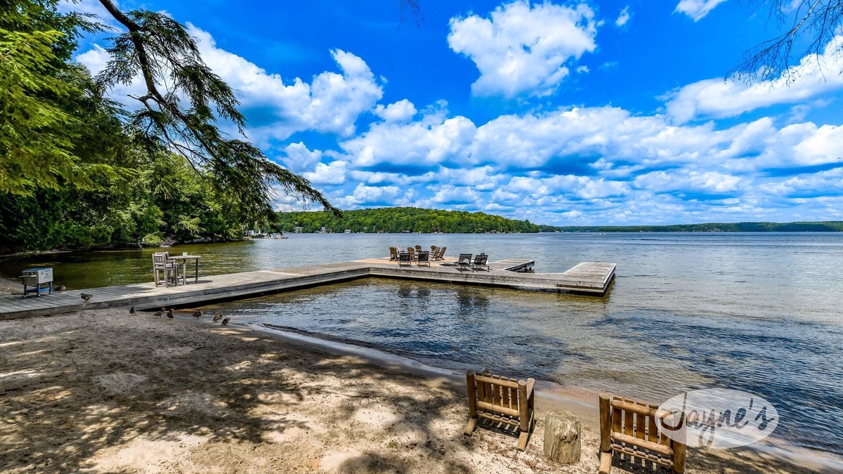 Minett Cottage | Private Rosseau Beachfront Cottage! Sunrises & Sunsets! Sleeps 15! MUST SEE!