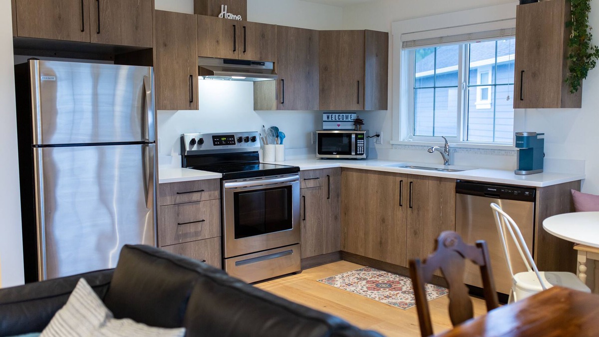 Colwood Apartment | Private Royal Bay Getaway