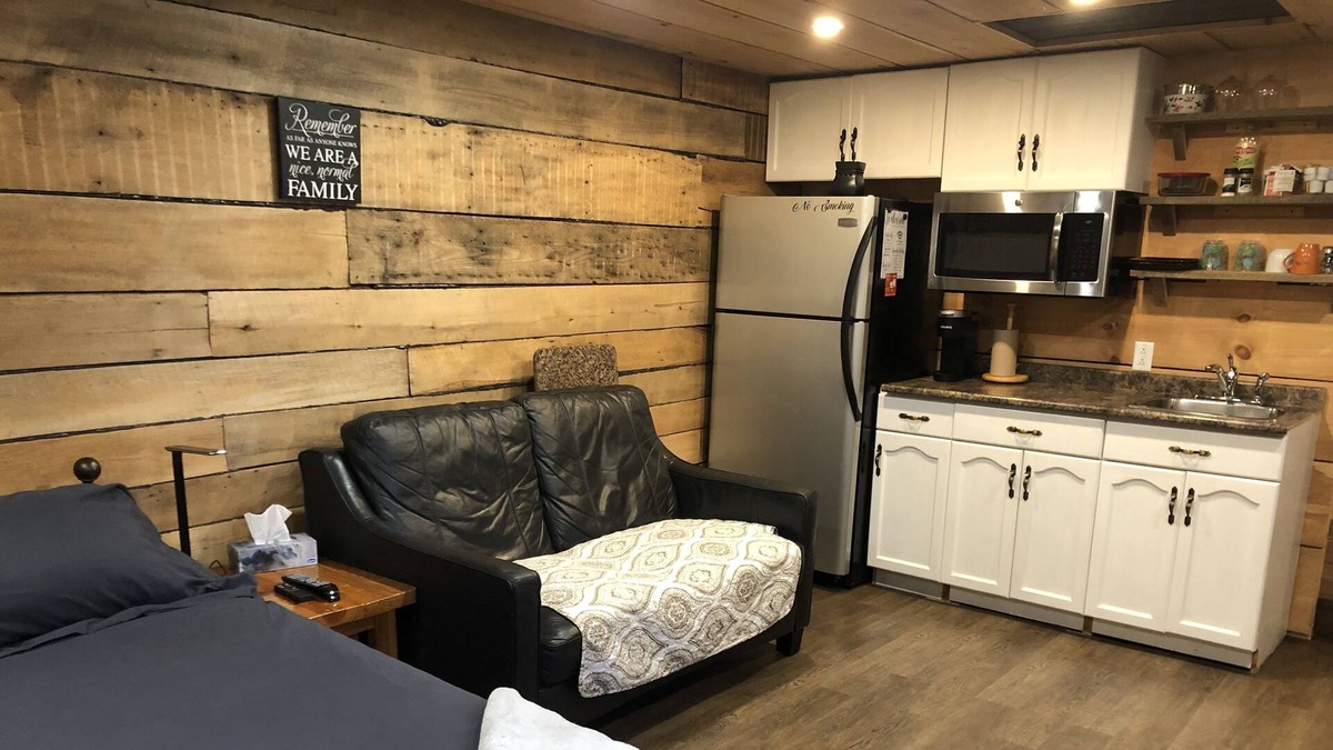 Malahide Cabin | Private Rustic Country Bunkie - relax and unwind