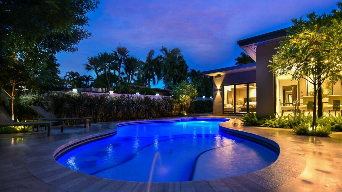 Coral Ridge House | Private Saltwater Pool - Updated Modern 3BR 3BA - 1 Mile to Beach!