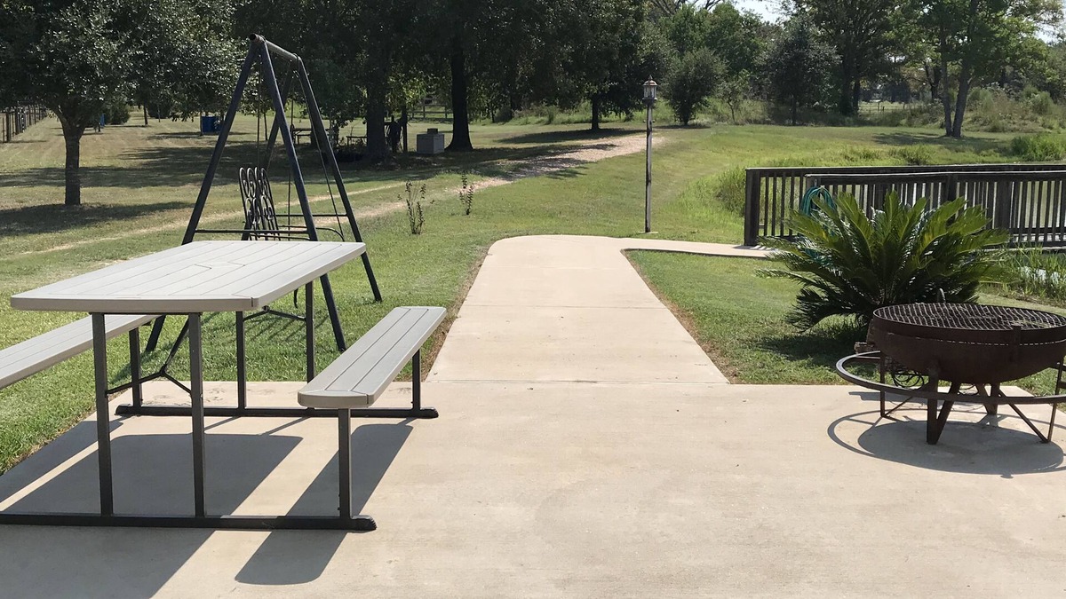 Waller House | PRIVATE-SECLUDED-Shooting range & fishing-1200 sq' house on 10acres w/pond WIFI