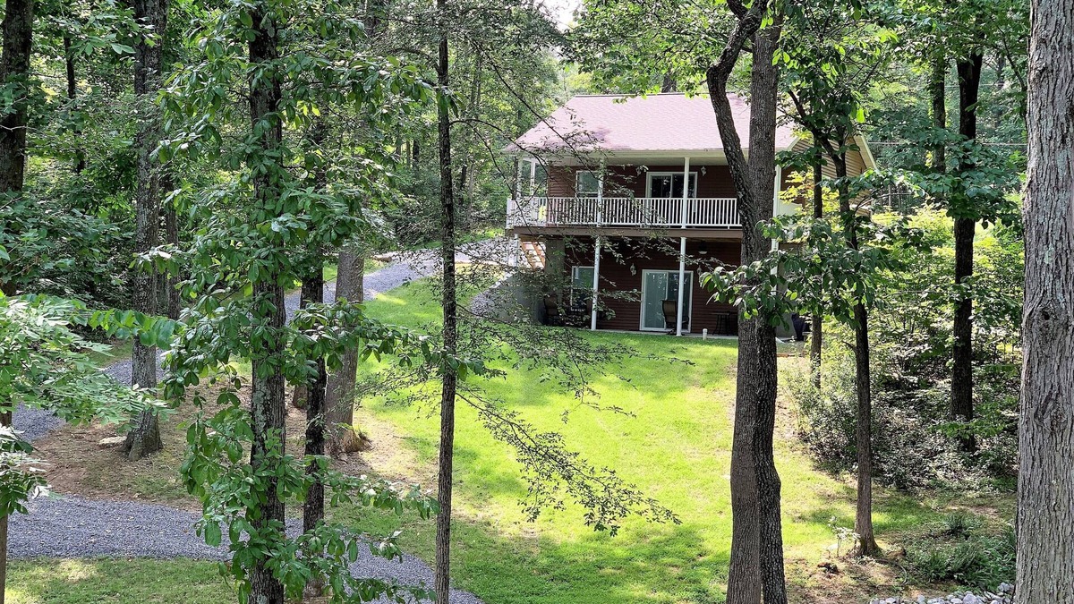 Wolf Creek Cabin | Private Setting In Easy To Get To Cabin Near The Hub Of The Universe